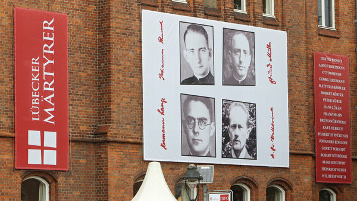 Der evangelische Pastor Karl Friedrich Stellbrink und die drei katholischen Kapläne Johannes Prassek, Hermann Lange und Eduard Müller wurden am 10. November 1943 hingerichtet, weil sie die Verbrechen des Nationalsozialisten angeprangert hatten
