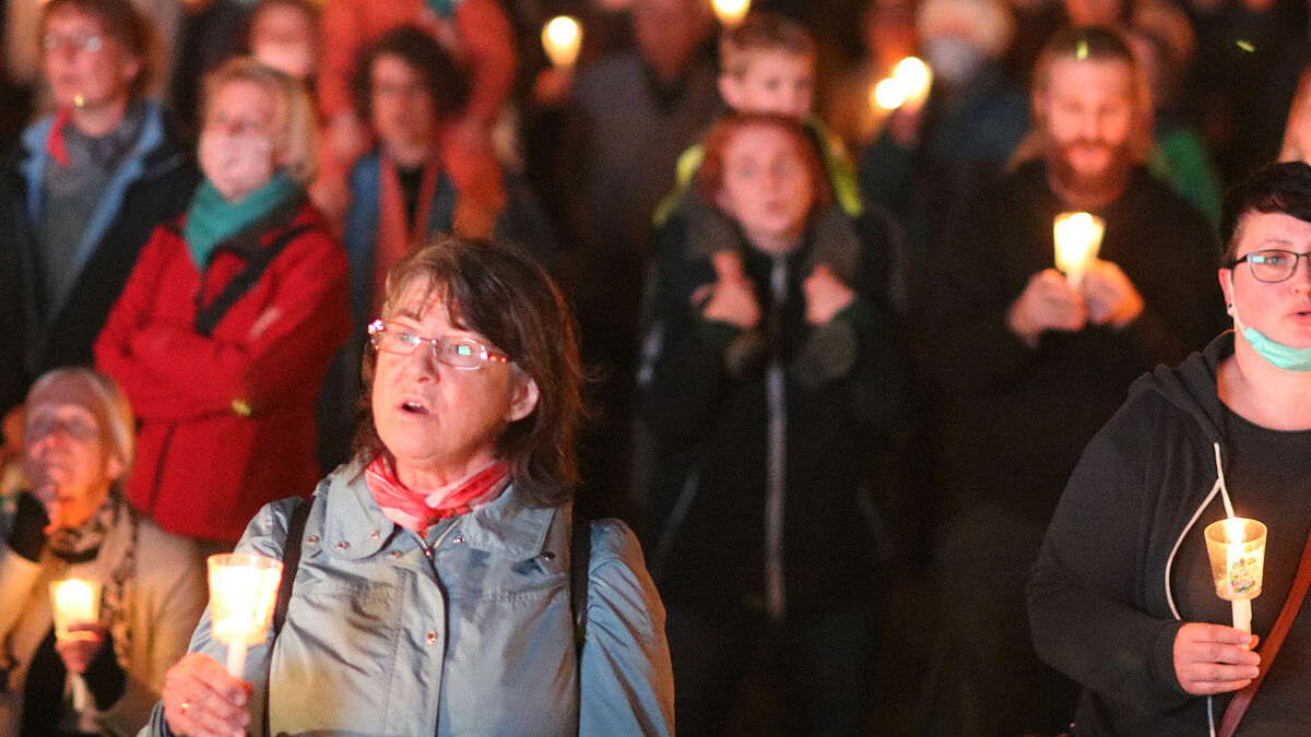 Besucherinnen und Besucher auf der Domwiese bei Deutschland singt.