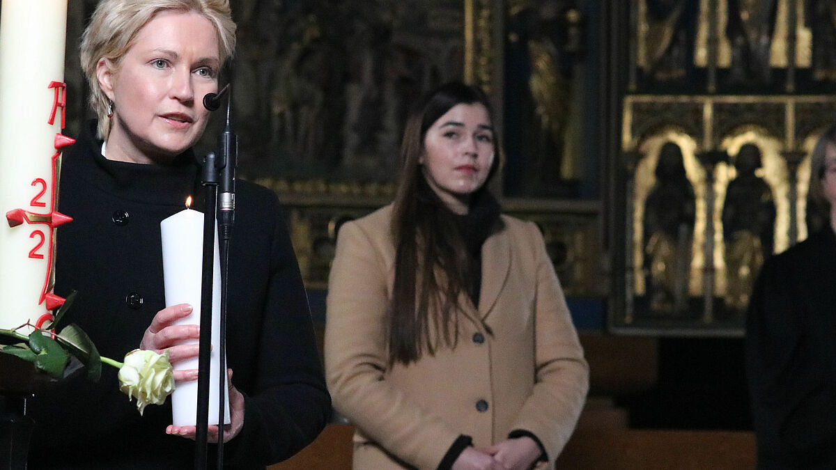 Innehalten und Gedenken: Manuela Schwesig, Ministerpräsidentin in Mecklenburg-Vorpommern, beim Gottesdienst für Corona-Opfer im Schweriner Dom