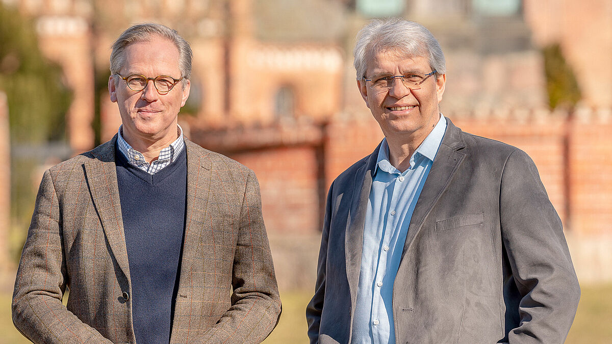 Pastor Karsten Wolkenhauer (li.) und Pastor Philip Graffam kandidieren für die Wahl des Propstes in der Propstei Lauenburg.