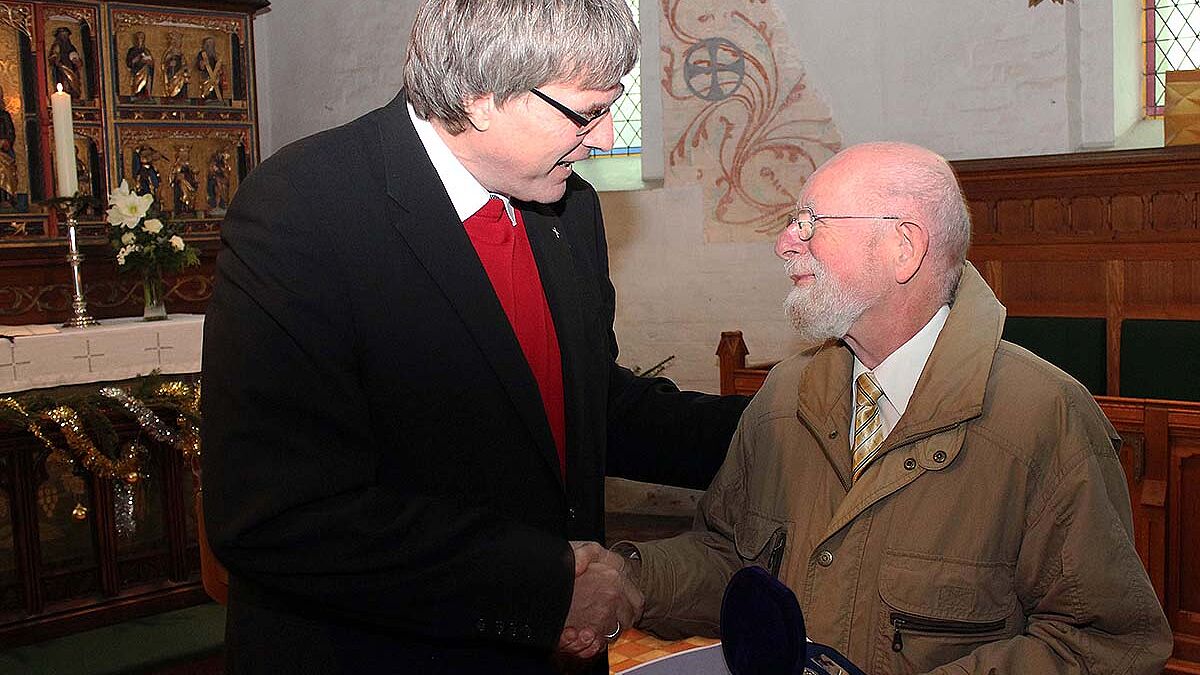 Bischof v. Maltzahn (l.) gratulierte Heiner Möhring zum Erhalt der Bugenhagen-Medaille