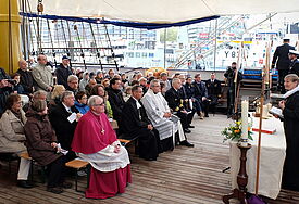 Hamburgs Bischöfin Kirsten Fehrs beim Gottesdienst an Bord der "Gorch Fock"