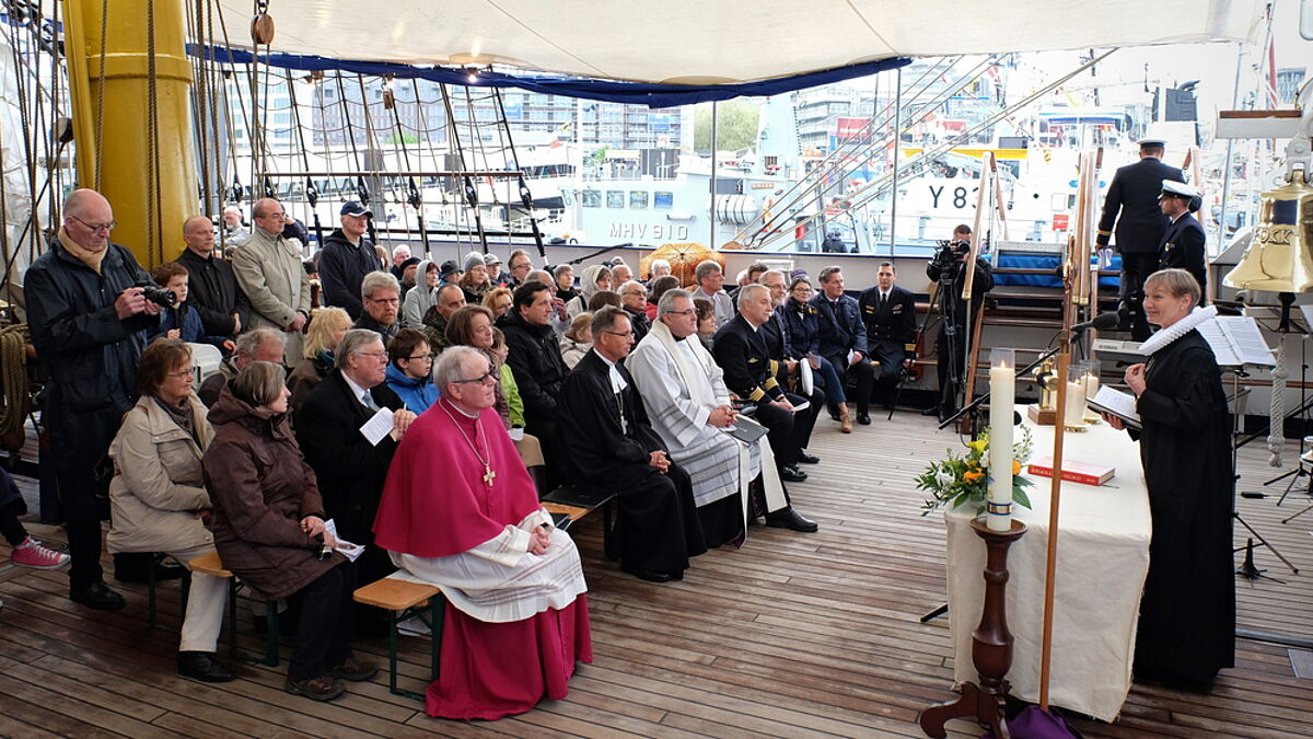 Hamburgs Bischöfin Kirsten Fehrs beim Gottesdienst an Bord der "Gorch Fock"