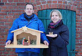 Volker Wieben und Sylvia Gerdes von der Evamgelischen Familienberatungsstätte in Rendsburg mit "Krippen-Eigenbau"
