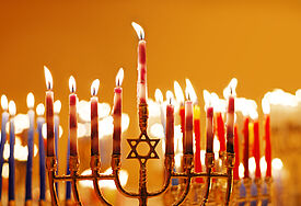 Lichterfest mit Chanukka-Leuchter (c) iStockphoto