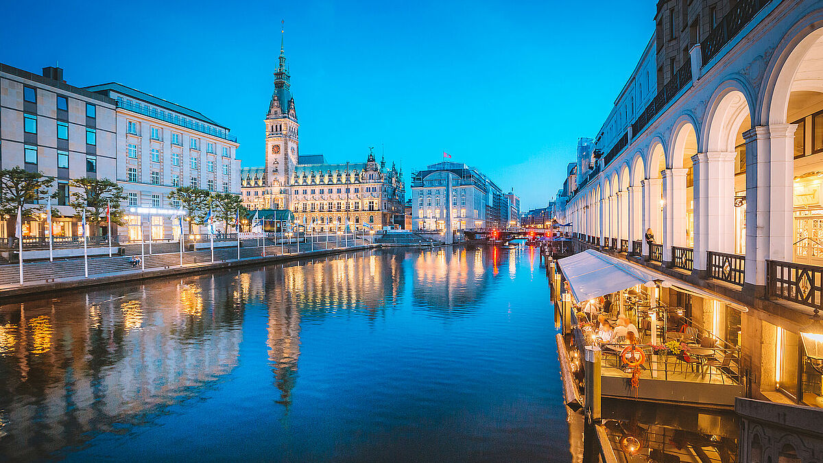 Skyline von Hamburg mit dem Rathaus in der Dämmerung zur blauen Stunde.