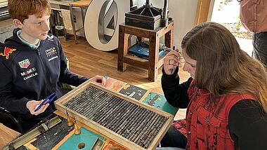 Konfirmanden Karl und Sina in der Setzerei