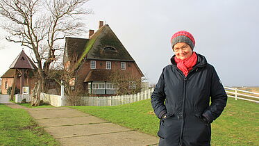 Seit einem Jahr lebt Pastorin Hildegard Rugenstein nun schon im Pastorat auf der Hallig Hooge. Die angrenzende St. Johanniskirche von 1637 hat schon so manchen Sturm überstanden.
