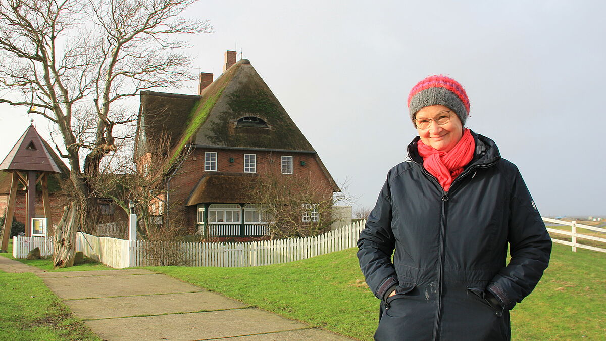 Seit einem Jahr lebt Pastorin Hildegard Rugenstein nun schon im Pastorat auf der Hallig Hooge. Die angrenzende St. Johanniskirche von 1637 hat schon so manchen Sturm überstanden.