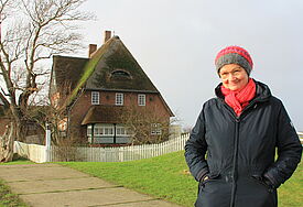 Seit einem Jahr lebt Pastorin Hildegard Rugenstein nun schon im Pastorat auf der Hallig Hooge. Die angrenzende St. Johanniskirche von 1637 hat schon so manchen Sturm überstanden.