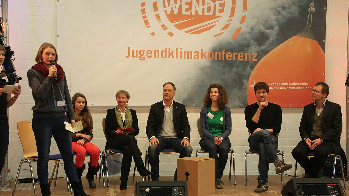 Schon im vergangenen Jahr auf der Jugendklimakonferenz diskutierten Jugendliche unter anderem mit Bischöfin Kirsten Fehrs (3. v.l.) und Synodenpräses Andreas Tietze (4. v.l.).