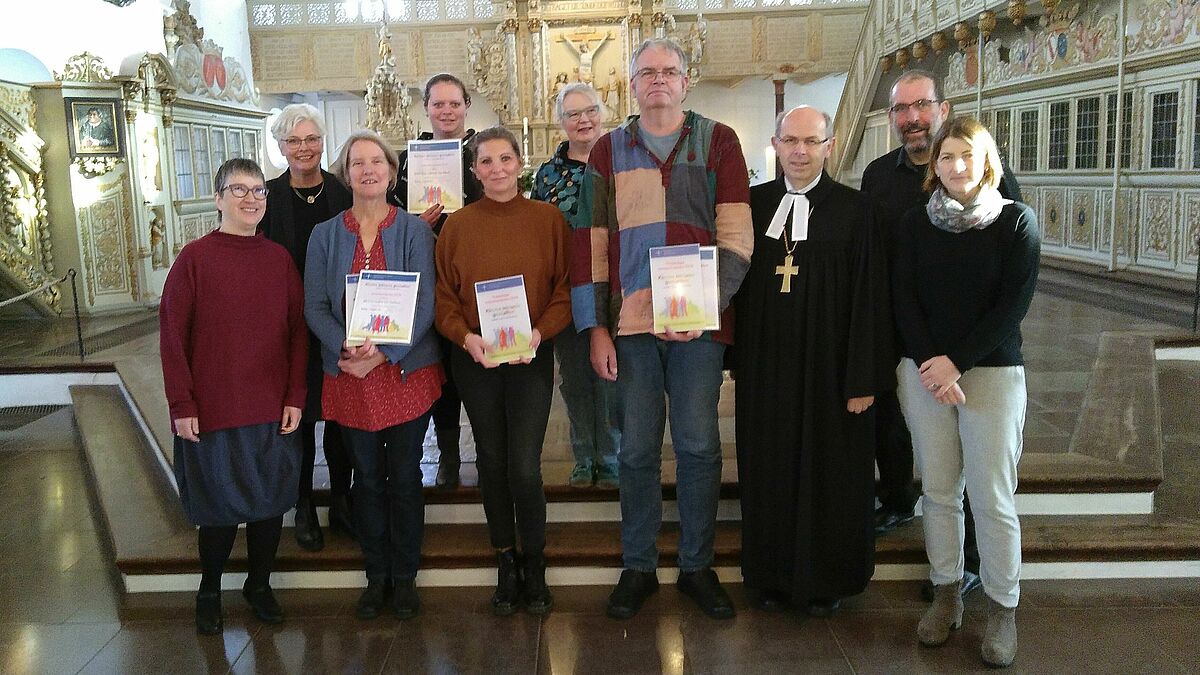 Bischof Gothart Magaard (3. von links) mit den Gewinnern des Inklusionspreises 2019 in der Rendsburger Christkirche 