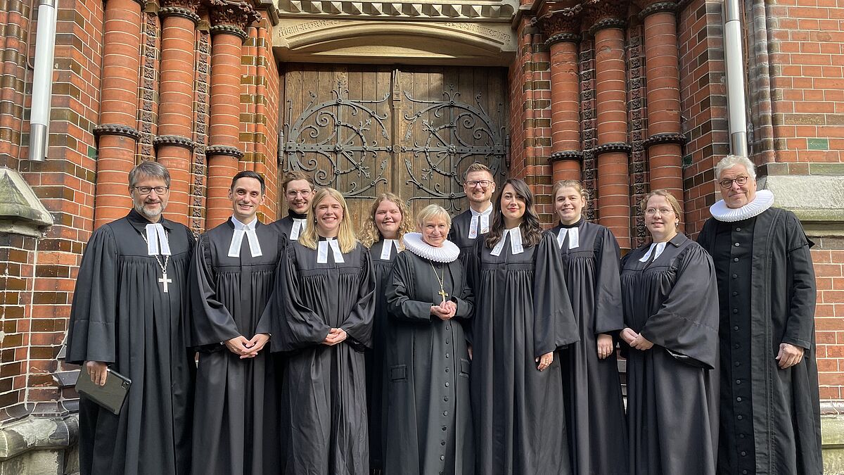 Oberkirchenrat Mathias Lenz, Leiter des Personaldezernats im Landeskirchenamt der Nordkirche in Kiel (links), und Pastor Andreas Riebl, Mentor der Prediger- und Studienseminars der Nordkirche in Ratzeburg (rechts) umrahmen die neuen Pastorinnen und Pastoren im Sprengel Hamburg und Lübeck: Simon Jungnickel, Moritz von Lingen, Hanna von Lingen, Rebecca Schmidt, Sascha Krüger, Rebecca Assif, Arantxa Held und Sarah Vincenz (v.l.n.r). In ihrer Mitte steht Bischöfin Kirsten Fehrs, die im Ordinationsgottesdienst die Predigt hielt.