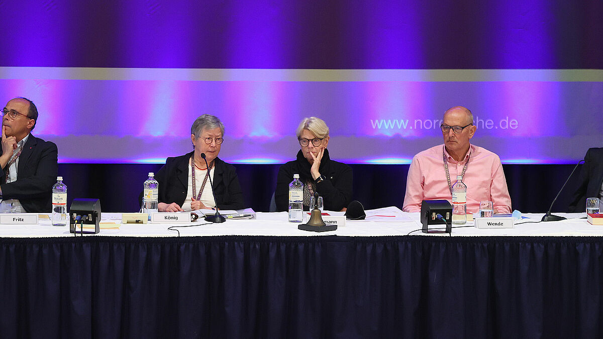 Präses Ulrike Hillmann und Vizepräses Elke König leiten die Tagung. Ebenfalls auf dem Podium: Martin Fritz (links), Volker Wende und Pastor Stephan Pohl-Patalong.