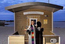 Tourismuspastorin Brigitte Gottuk freut sich auf die Aktionen in der Schäferwagenkirche und am Strand.