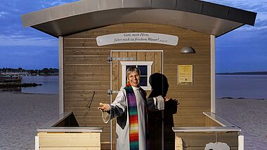 Tourismuspastorin Brigitte Gottuk freut sich auf die Aktionen in der Schäferwagenkirche und am Strand.