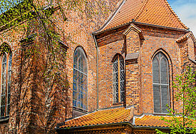St. Marienkirche in Rendsburg, Sommerhimmel, grüne Natur